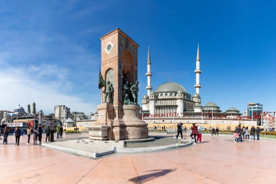 How to Get from Istanbul Airport to Taksim Square: A Traveler’s Guide